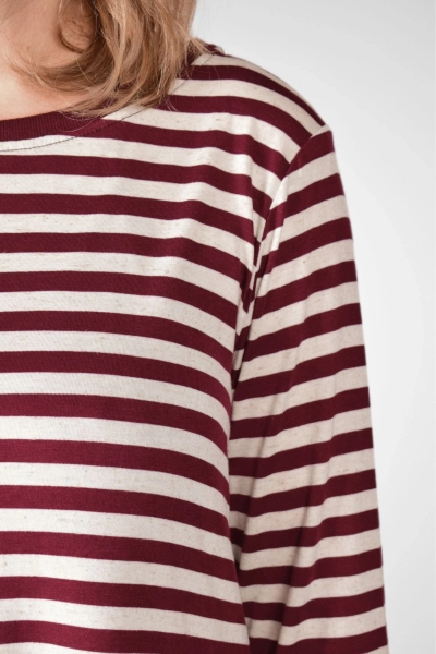 Detailaufnahme Rundhals mit Bündchen und feiner Querstreifen-Struktur, hochwertige Viskose mit Leinenanteil