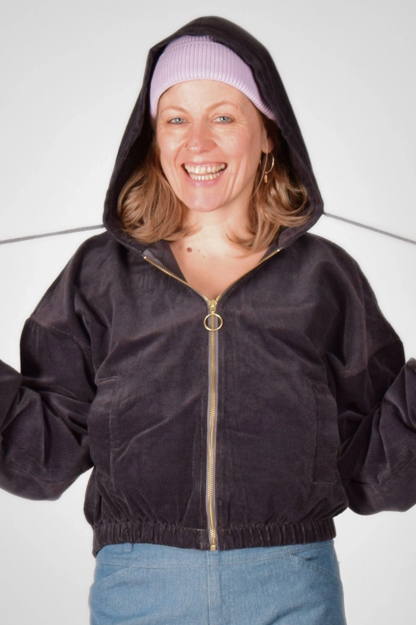 Moderne Übergangsjacke mit Kapuze, Gummibund und zwei Seitentaschen – Frontansicht