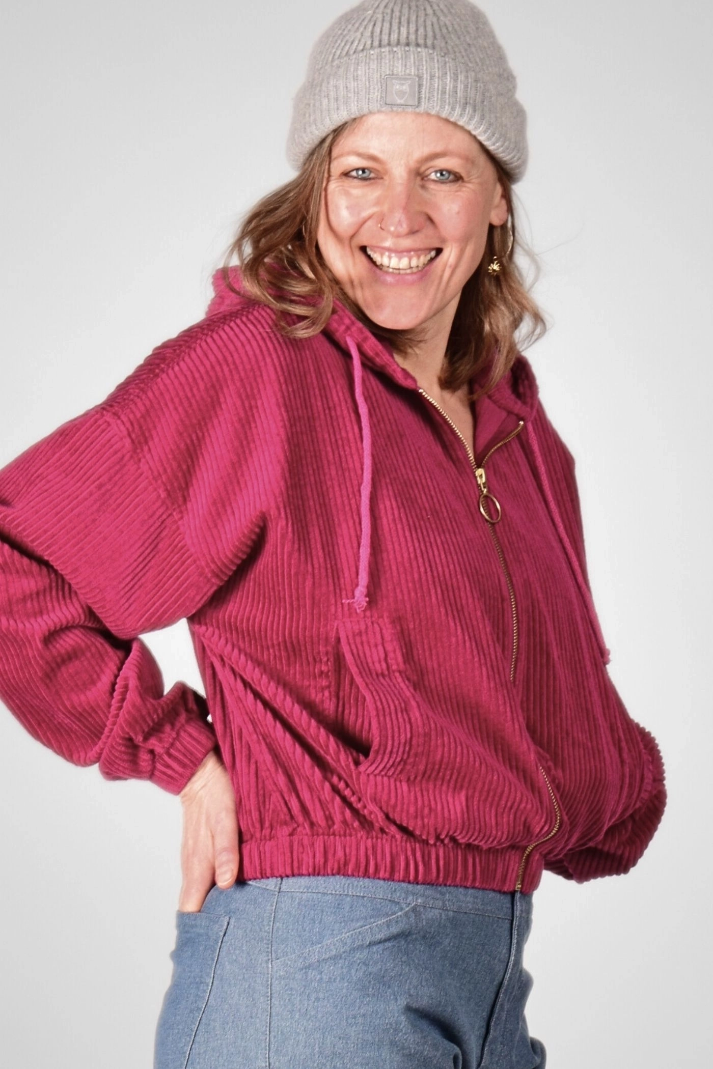 seitliche Sicht der Kurzjacke "Jenny" in fuchsia und fettem Cord