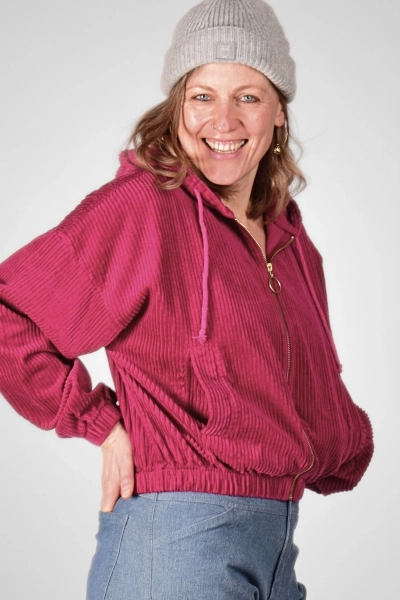 seitliche Sicht der Kurzjacke "Jenny" in fuchsia und fettem Cord