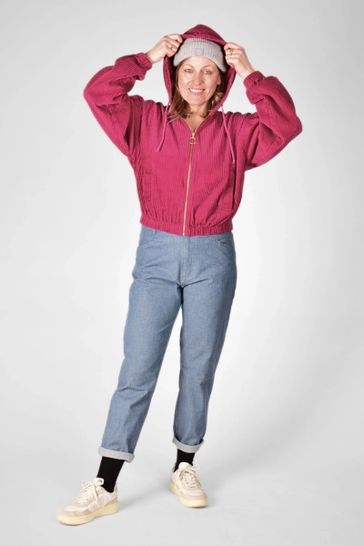 Ganzkörperansicht der Jacke "Jenny" in Fuchsia mit Jeanshose