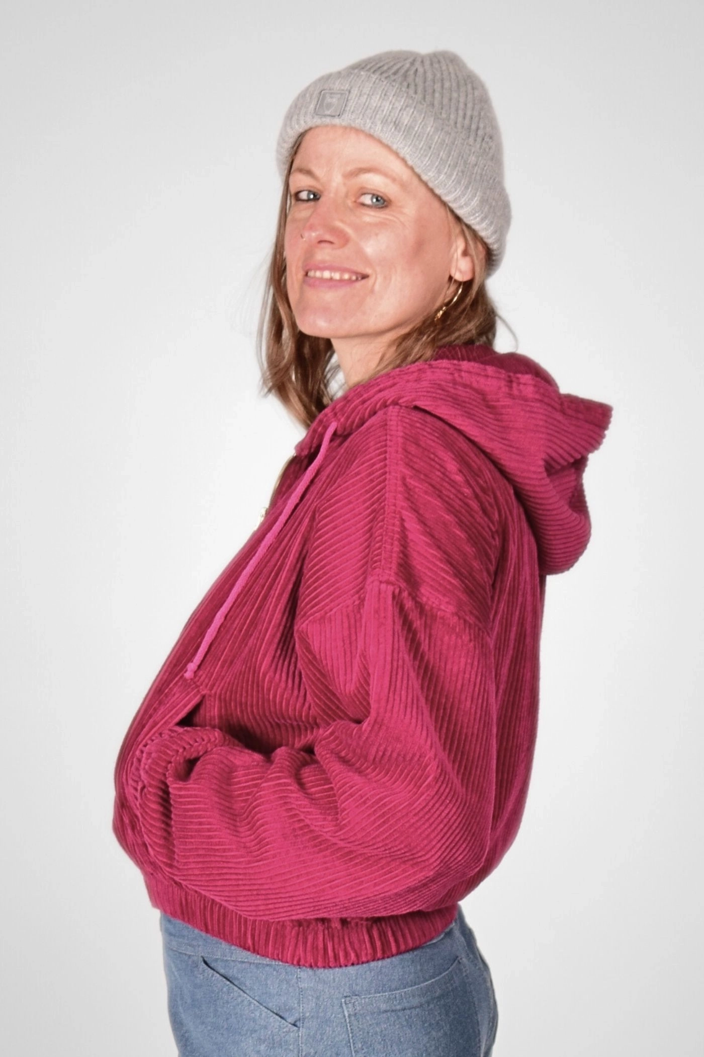 Seitentasche mit praktischem Eingriff an leichter Übergangsjacke aus Fatcord in fuchsia