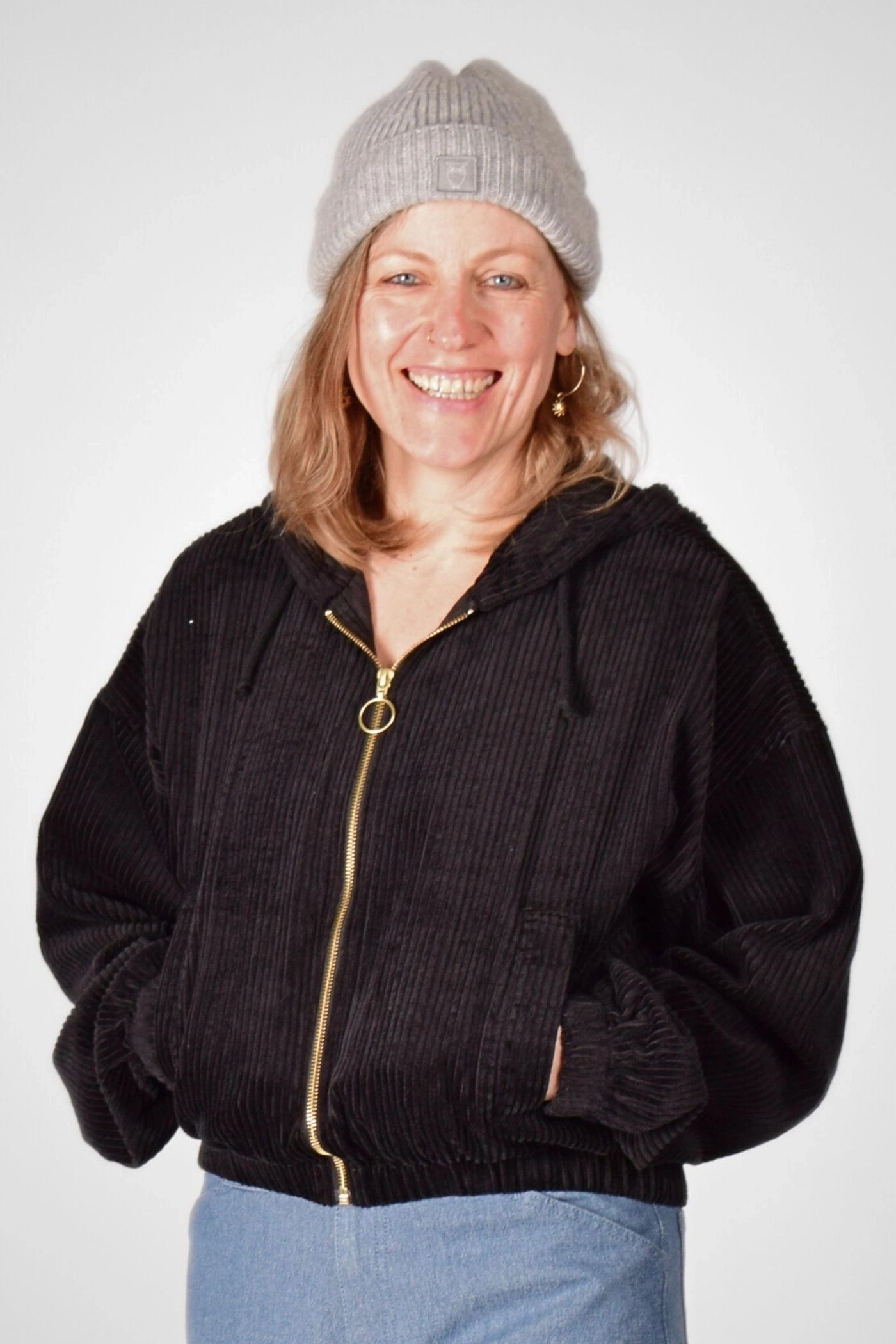 Frontansicht - Cordjacke "Jenny" in Schwarz, Reißverschluss geschlossen