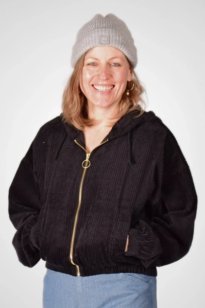 Frontansicht - Cordjacke "Jenny" in Schwarz, Reißverschluss geschlossen