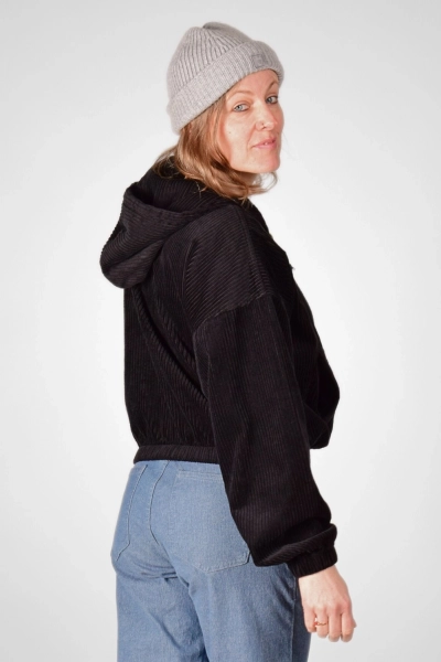Seitenansicht von kurzer Cordjacke "Jenny" in schwarz mit Kapuze