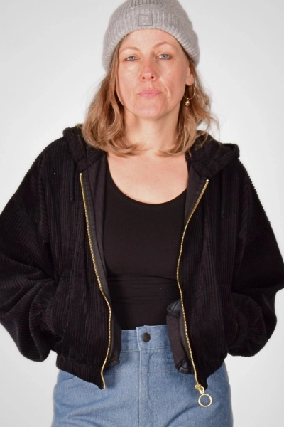 Cordjacke "Jenny" in Schwarz von vorne, offen getragen