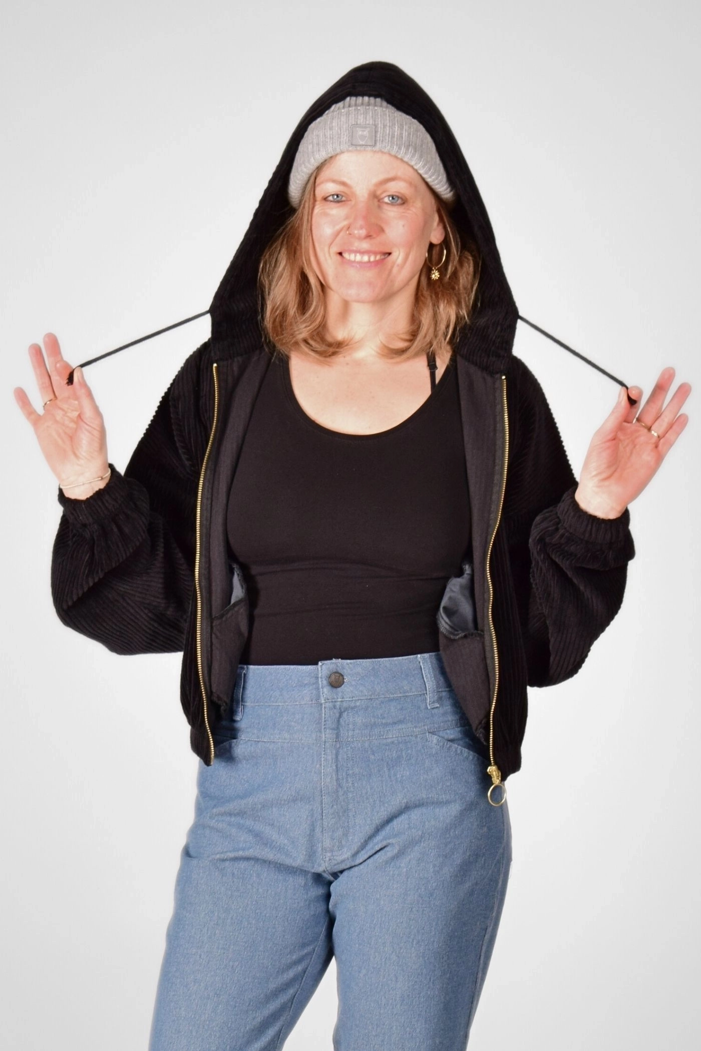 Leichte Kurzjacke mit Kapuze ohne Futter und YKK Reißverschluss in moderner Passform