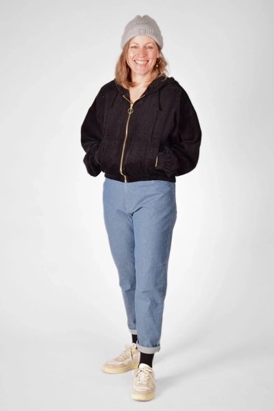 Gesamtansicht Model der Kurzjacke "Jenny" offen getragen mit Jeans von vorne