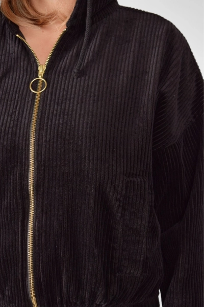 Detailaufnahme YKK Reißverschluss an moderner Kurzjacke mit Kapuze