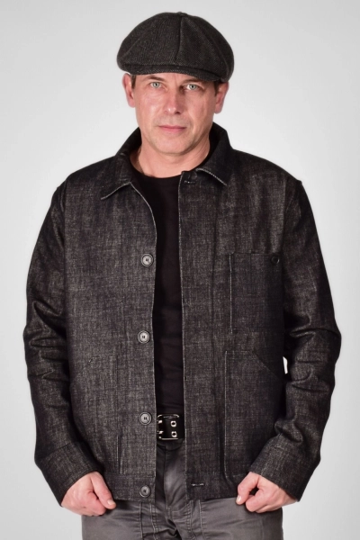 Frontale Darstellung der Herrenjacke "Marcus" im modernen Workwear-Stil mit klarer Linienführung und praktischen Taschen