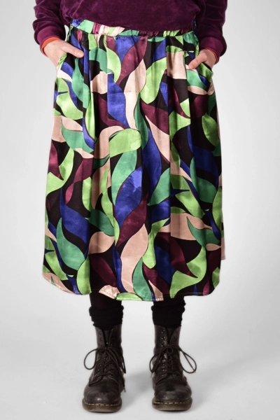 nahe Frontansicht des Minirockes "Frida" aus Viskose gemustert