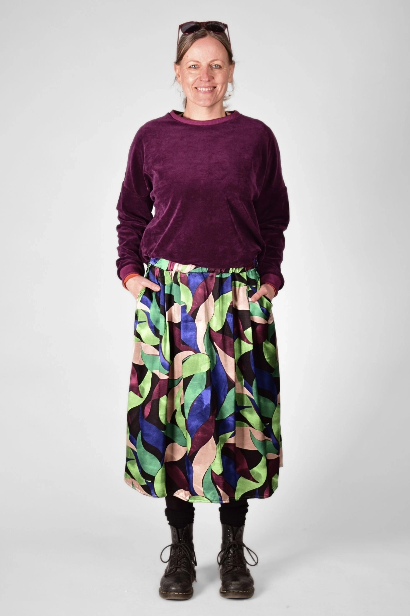 Frontansicht des Models mit Minirock "Frida" gemustert