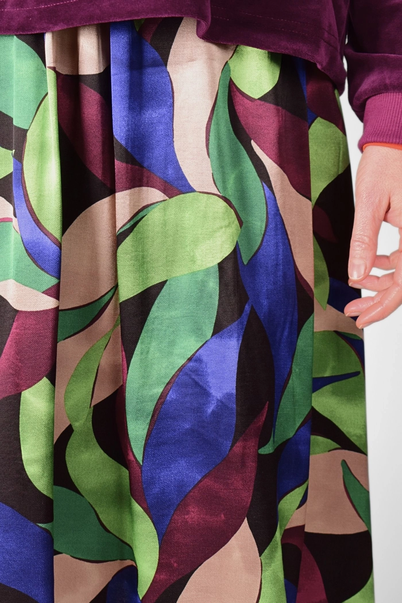 Detailansicht des Minirockes "Frida" mit Blattwerk Muster