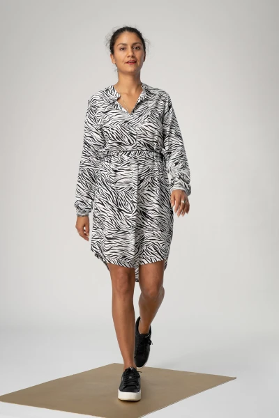 Blusenkleid mit Zebra-Muster Schwarz-Weiss aus Viskose langärmelig Frontansicht