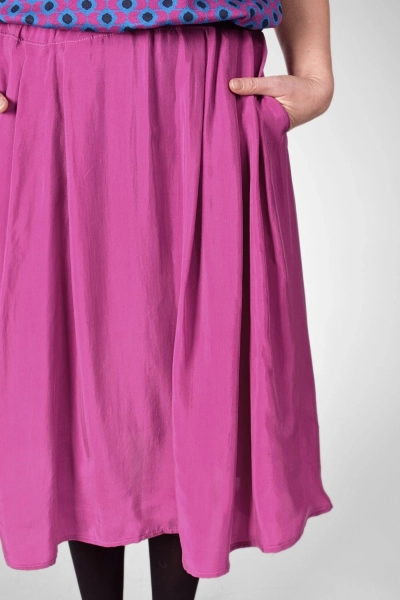 Detailansicht des Cupro Stoffes vom Minirock "Frida" in Pink