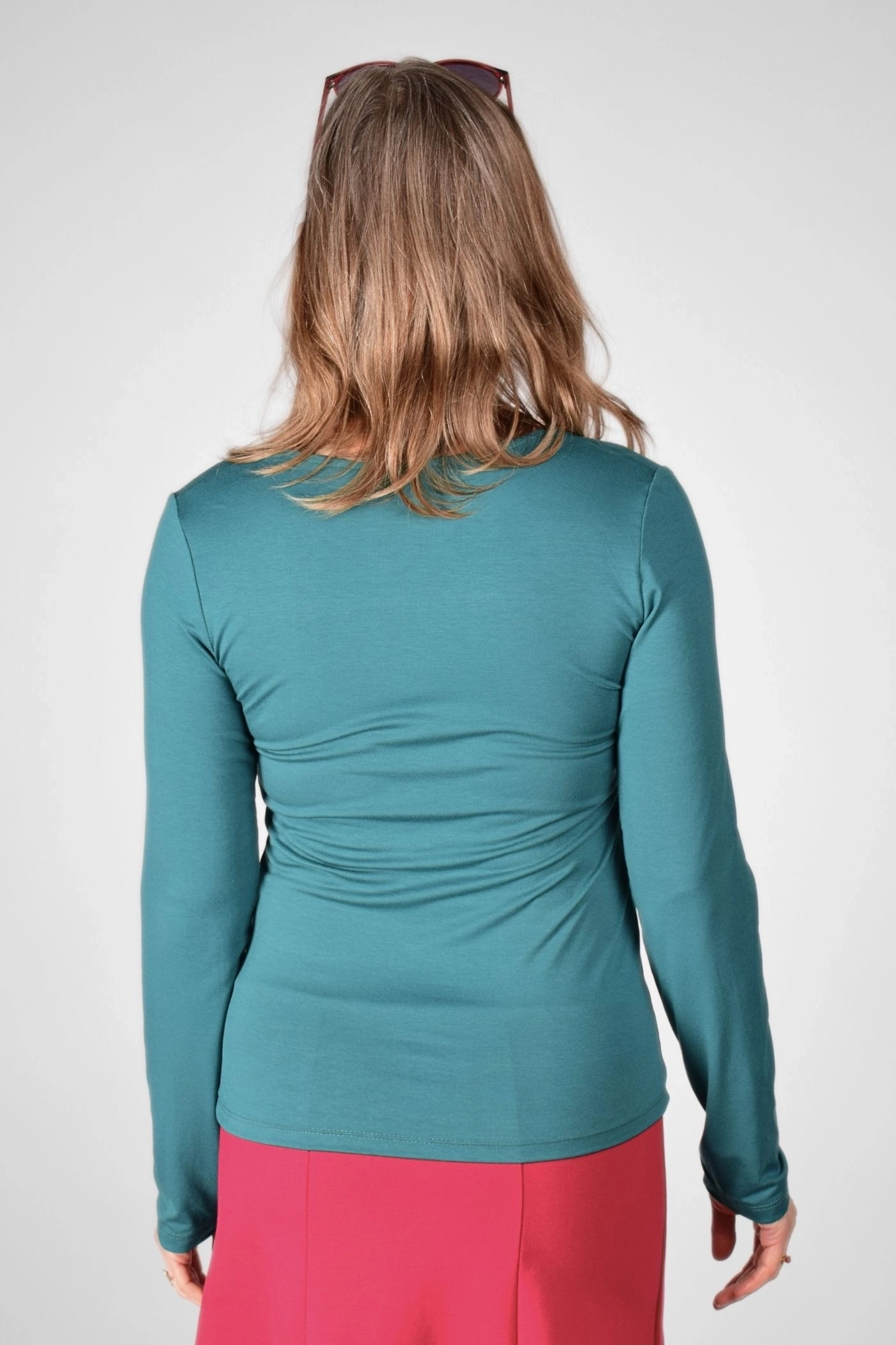 Ansicht von hinten vom Langarmshirt "Elsa" in Türkis