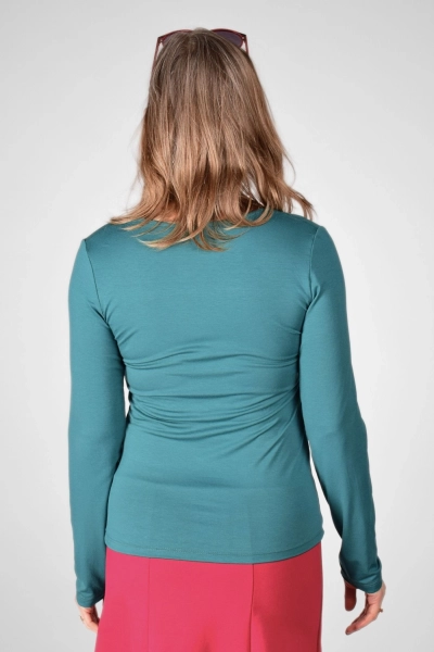 Ansicht von hinten vom Langarmshirt "Elsa" in Türkis