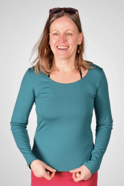 Langarmshirt "Elsa" aus Viskose in Türkis von vorne