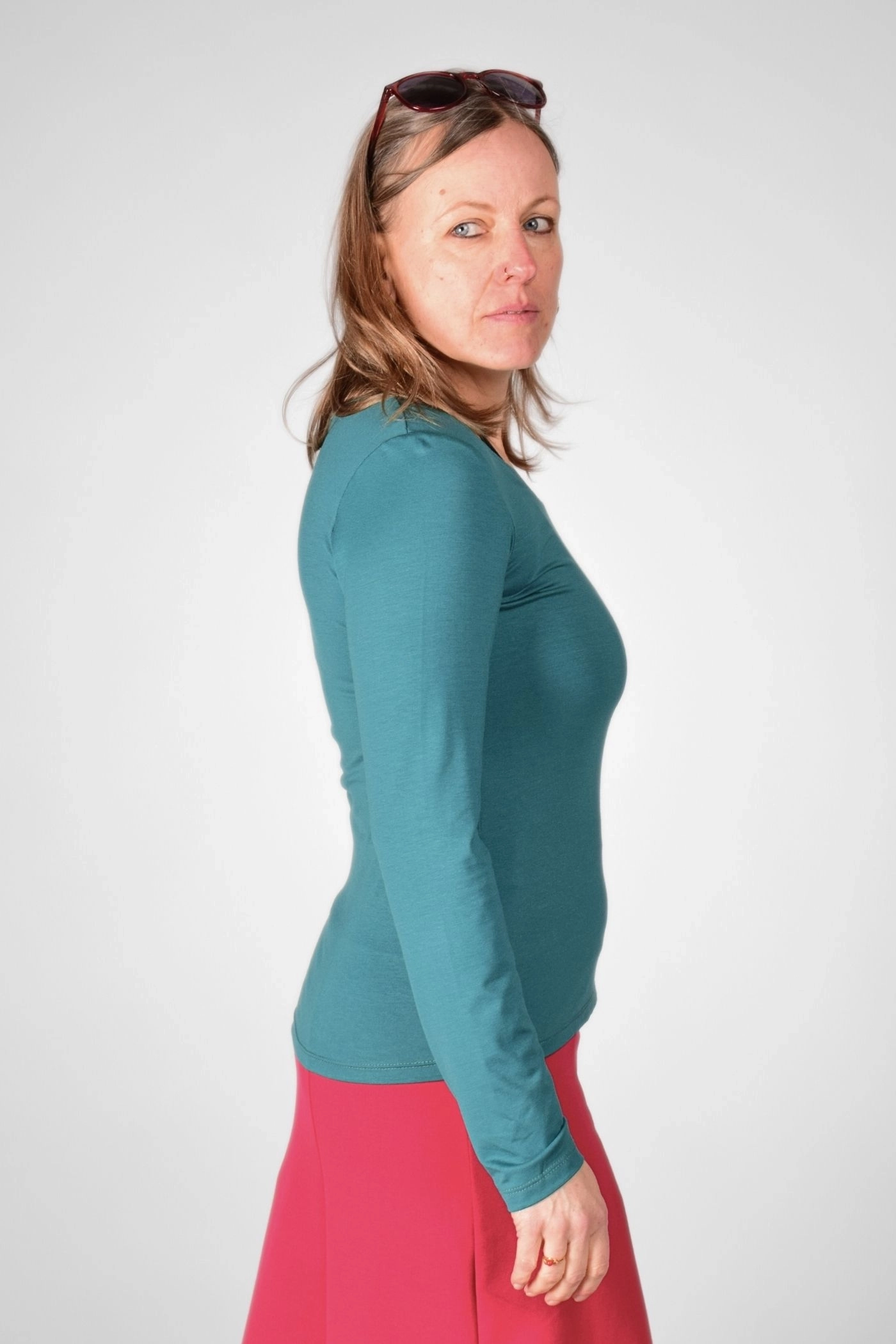 rechte Seitenansicht von "Elsa" aus Viskose in Türkis