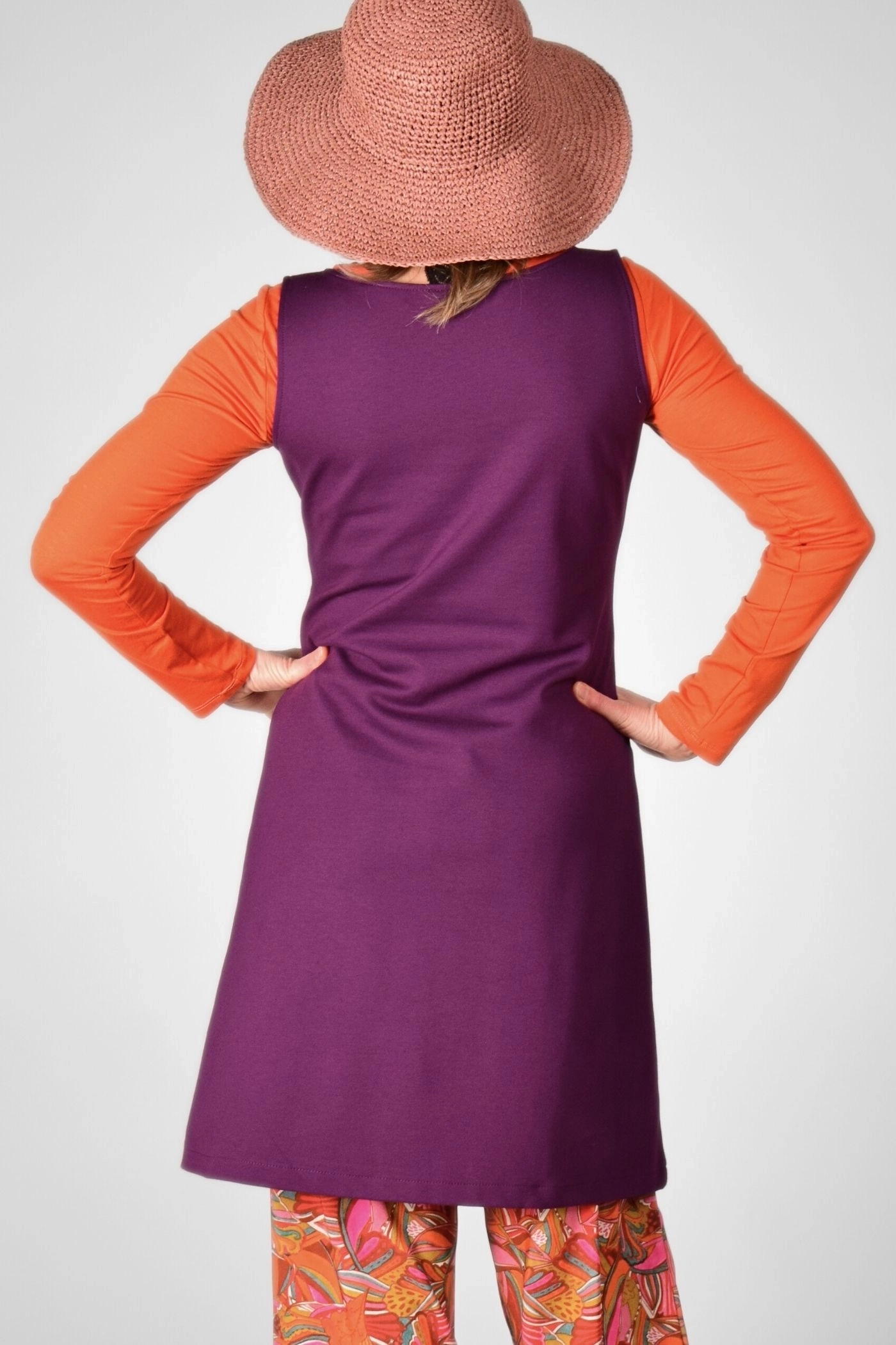 Rückansicht von Kleid "Brenda" aus Viskose in Cassis