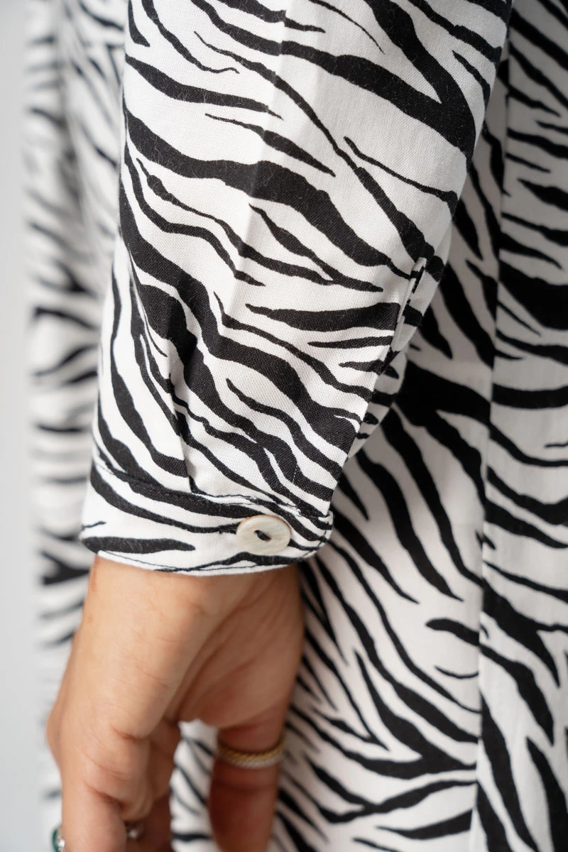 Blusenkleid mit Zebra-Muster Schwarz-Weiss aus Viskose langärmelig Detailansicht Ärmel