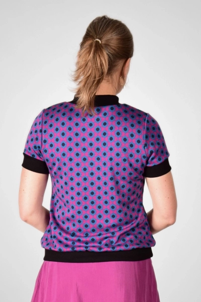 Shirt "Anita" in blau/pink/schwarz gemustert von hinten