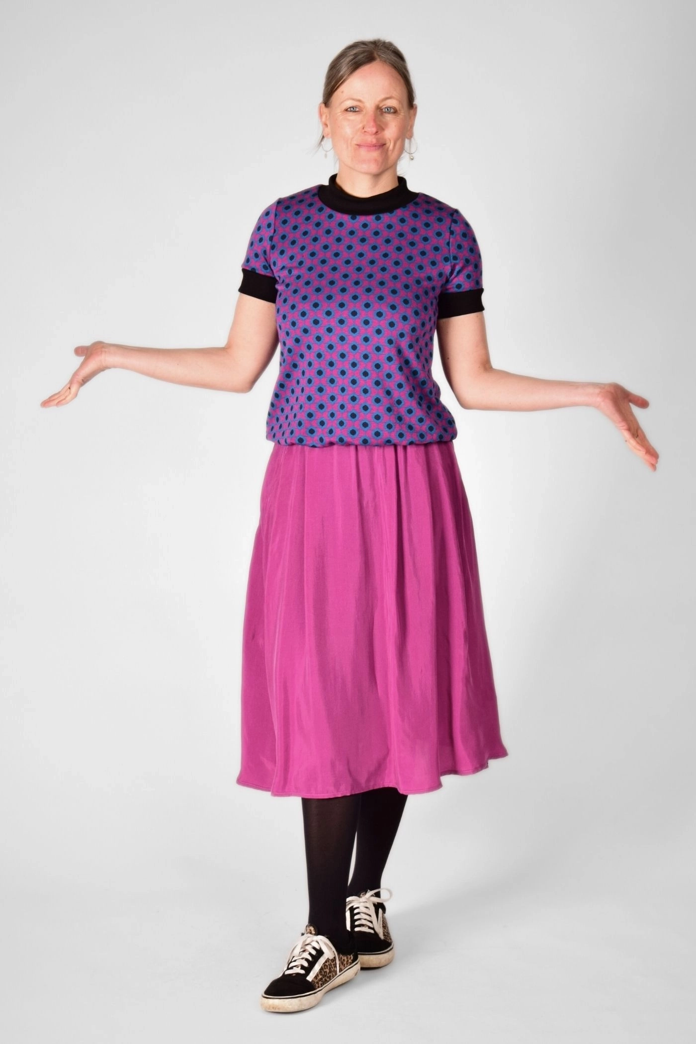 ganzes Model mit dem Kurzarm-Shirt "Anita" gemustert - Frontal