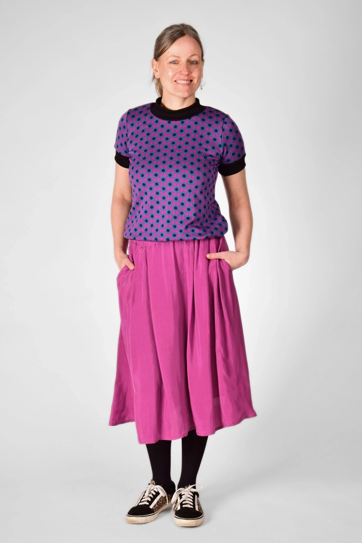 Shirt "Anita" aus Viskose in Blau/Pink/Schwarz gemustert - Frontansicht