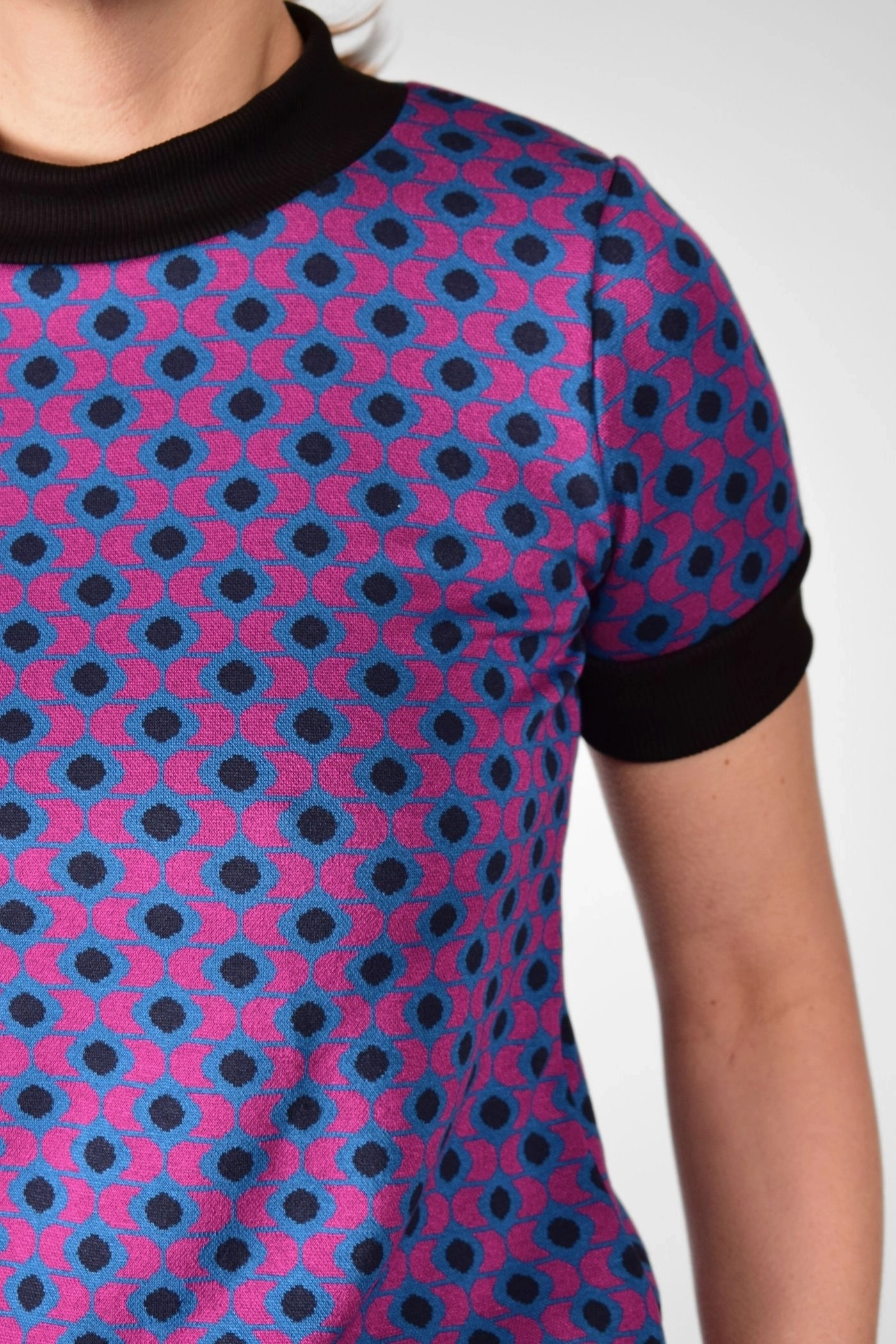 Detailansicht des Blau/Pink/Schwarzem Musters von Shirt "Anita"