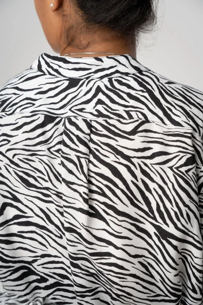 Blusenkleid mit Zebra-Muster Schwarz-Weiss aus Viskose langärmelig Detailansicht Raffung hinten