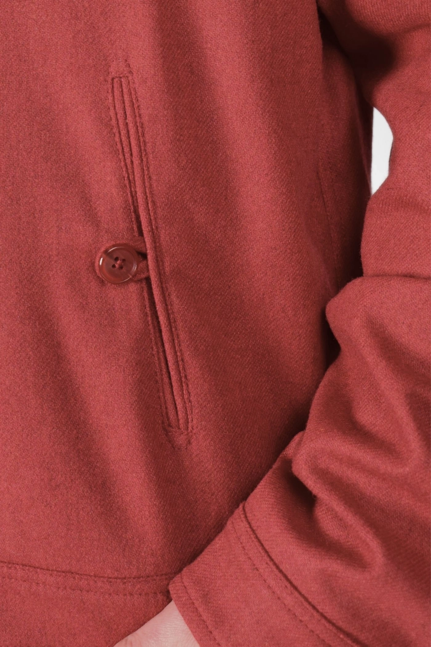 Detail der Seitentasche der roten Wolljacke "Harry"