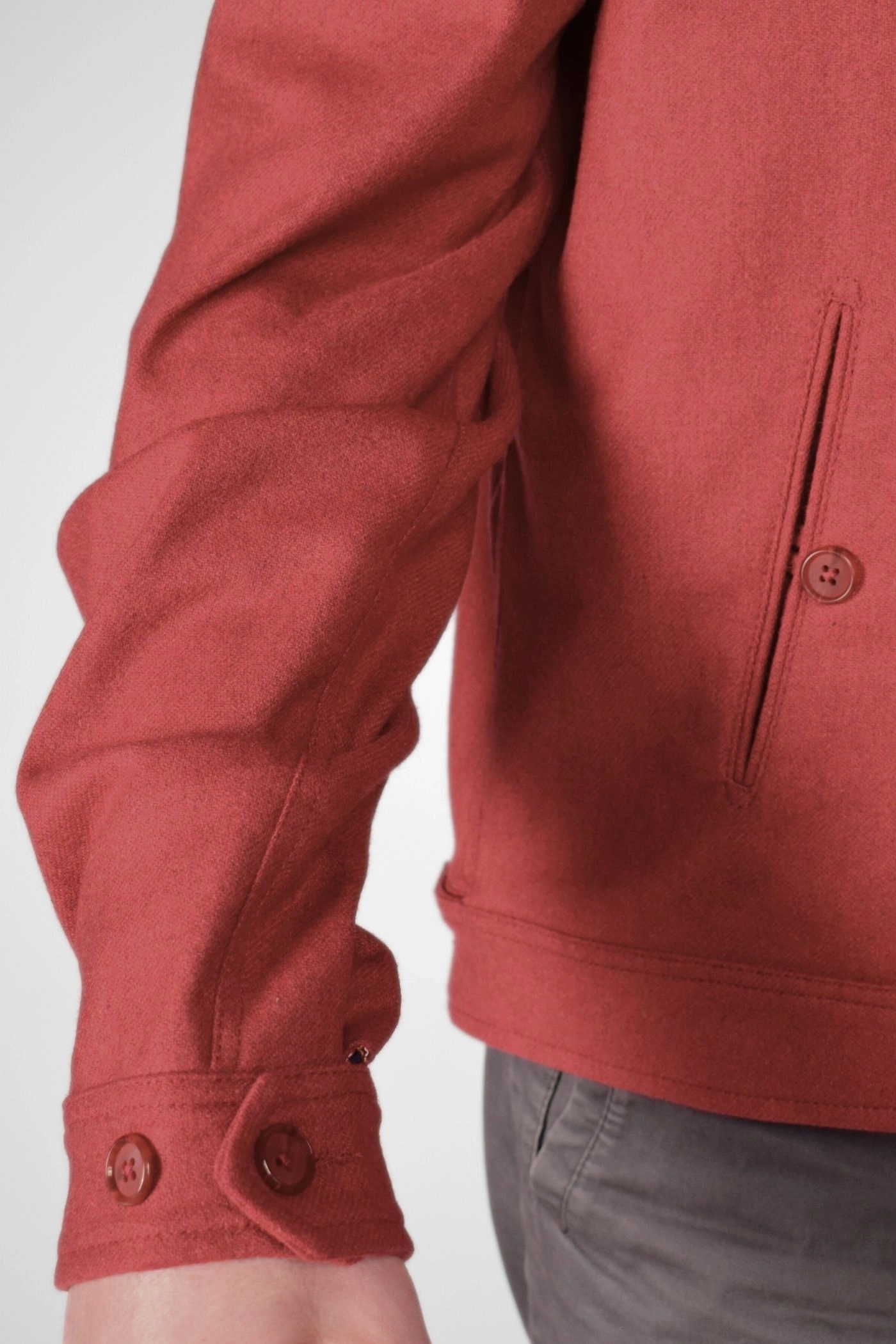 Detail des Ärmels der roten Blousonjacke "Harry"