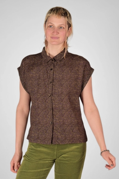 Kurzarmbluse "Charlotta" mit durchgehender Knopfleiste - Frontansicht