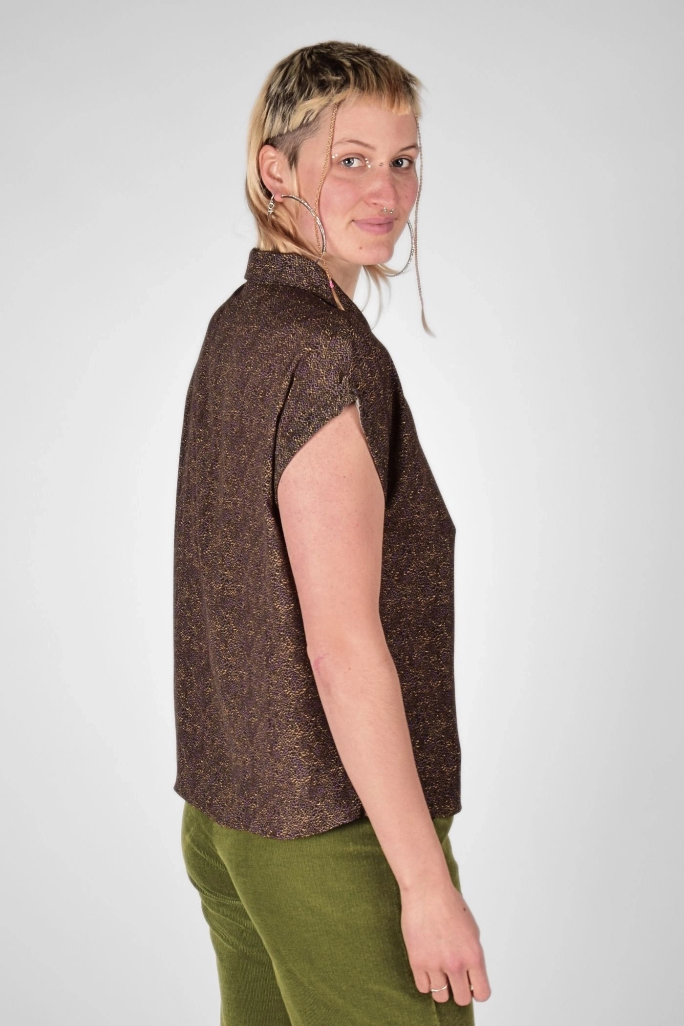 seitliche Sicht auf Bluse "Charlotta" mit kurzen Ärmeln