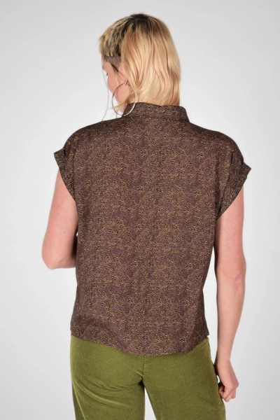 Frontbild von Bluse "Charlotta" in kurzarm und braunem Muster