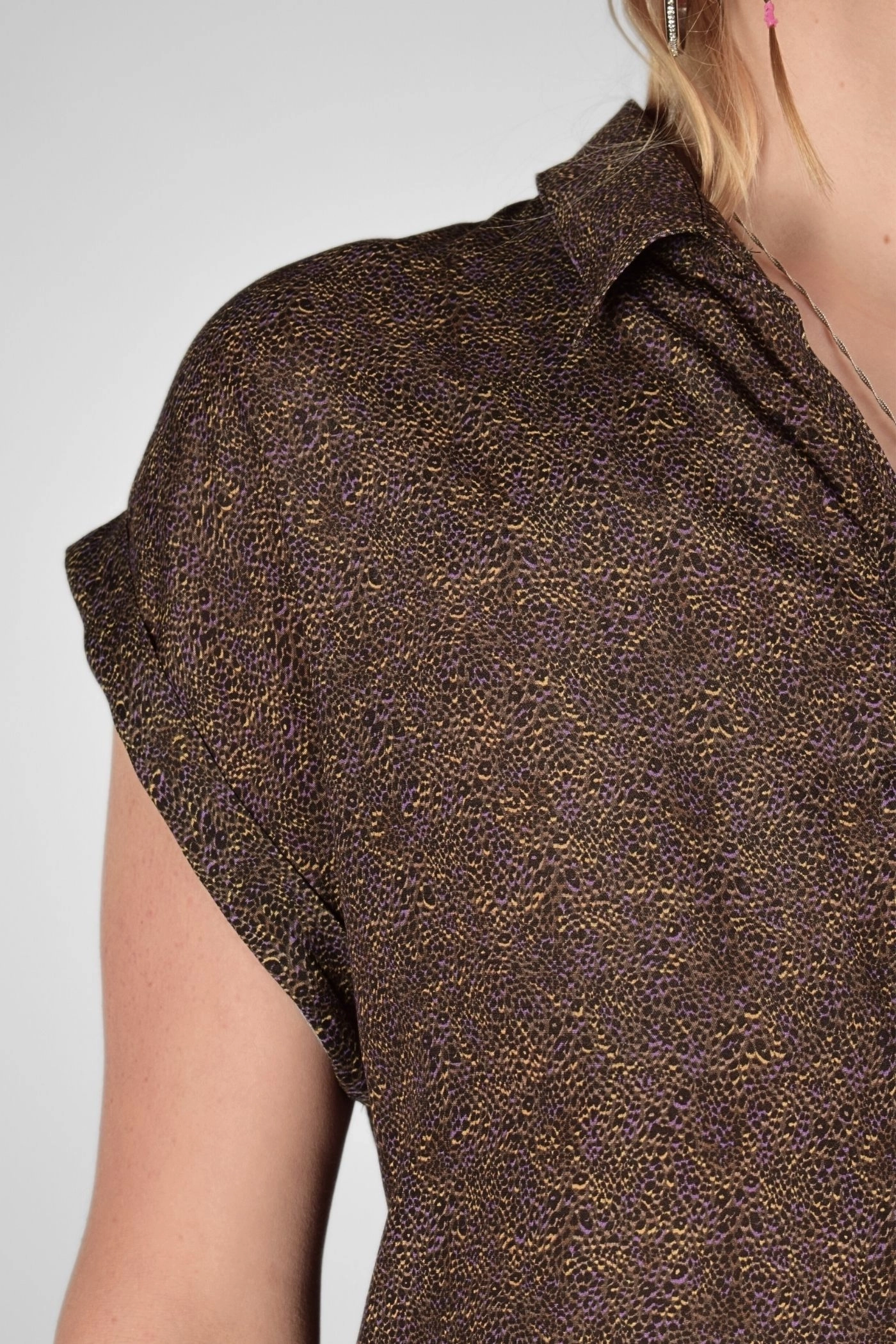 Detail der umgeschlagenen Ärmel der braun gemusterten Bluse "Charlotta"