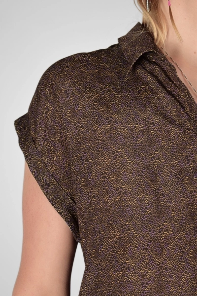 Detail der umgeschlagenen Ärmel der braun gemusterten Bluse "Charlotta"