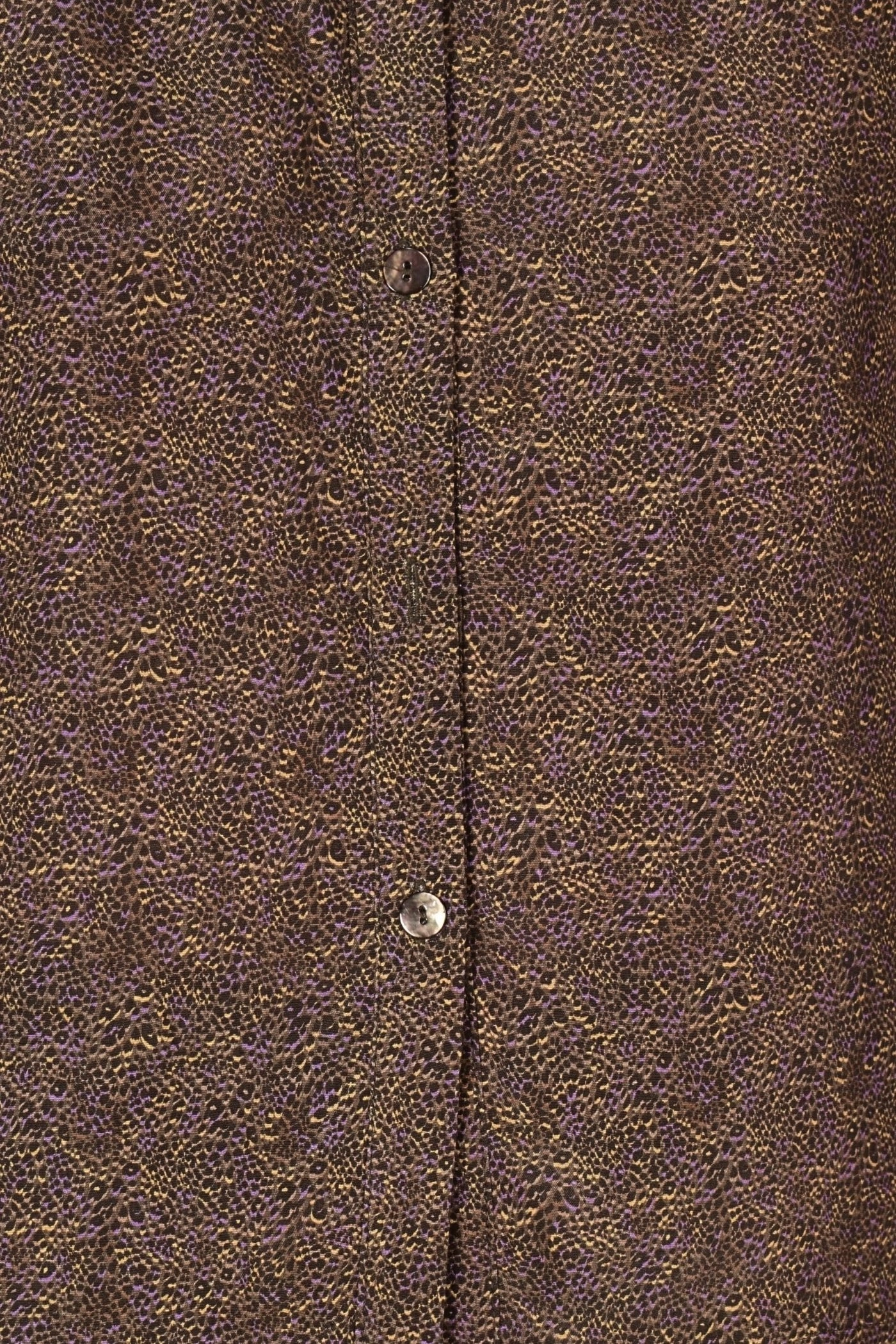 Detail der Knopfleiste mit Perlmuttknöpfen der Bluse "Charlotta" braun gemustert
