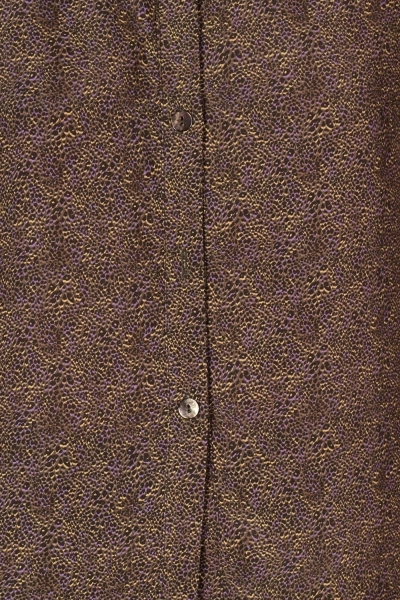 Detail der Knopfleiste mit Perlmuttknöpfen der Bluse "Charlotta" braun gemustert