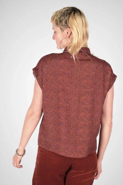 Frontansicht der Kurzarmbluse "Charlotta" in orange/rot gemustert