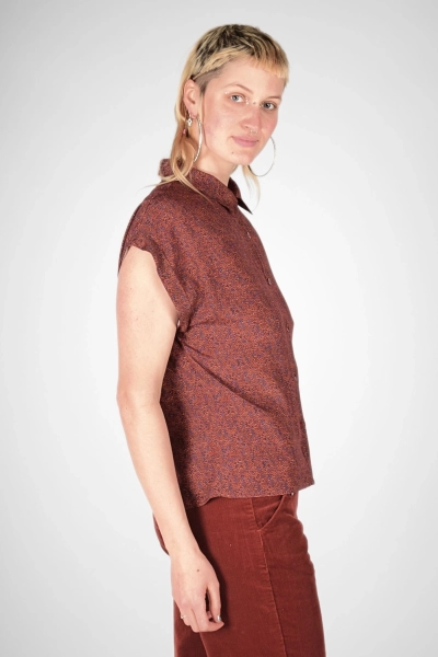 Seitenansicht der Bluse "Charlotta" in Orange / Rot gemustert