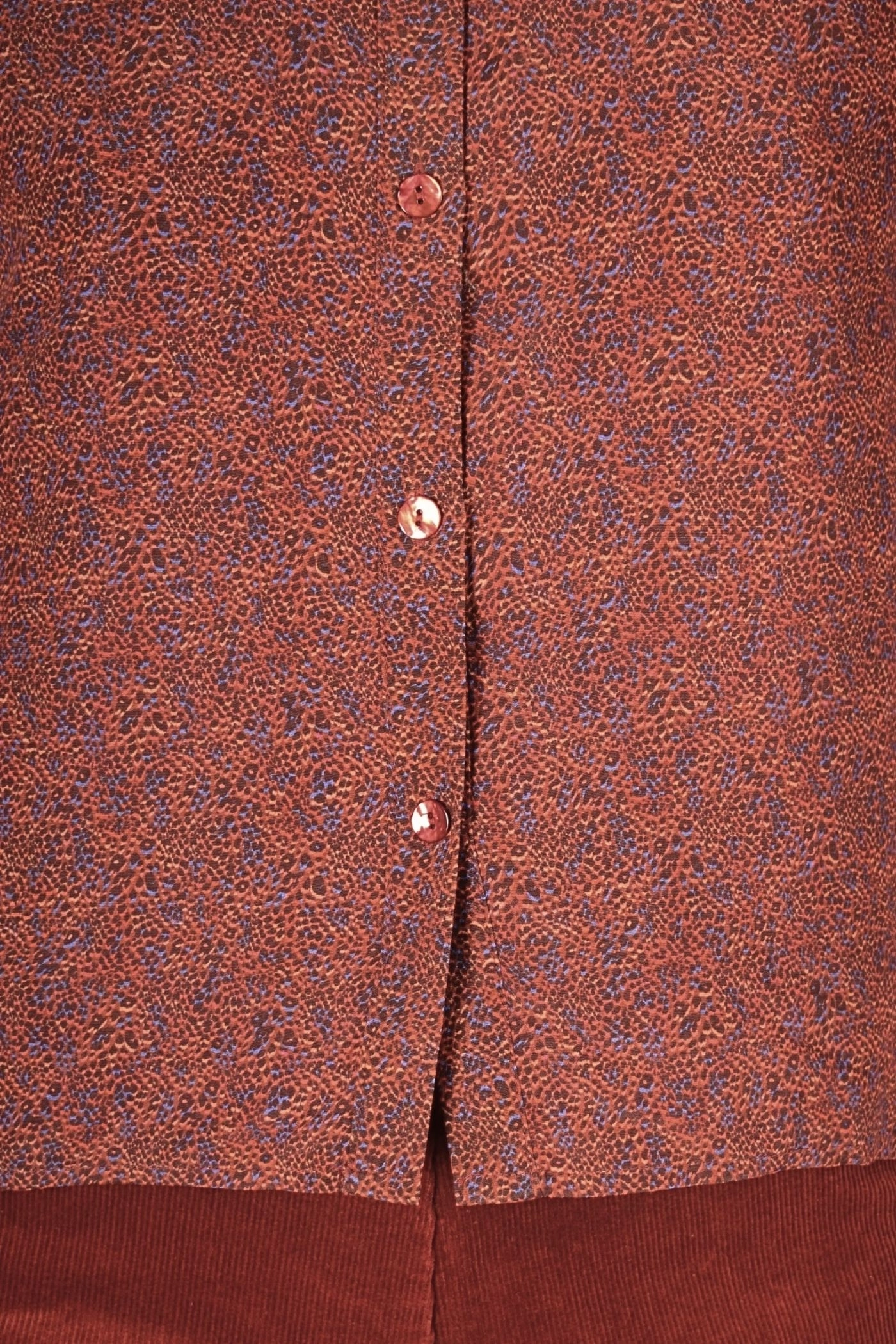 Detailansicht der Knopfleiste mit Perlmuttknöpfen der Bluse "Charlotta"