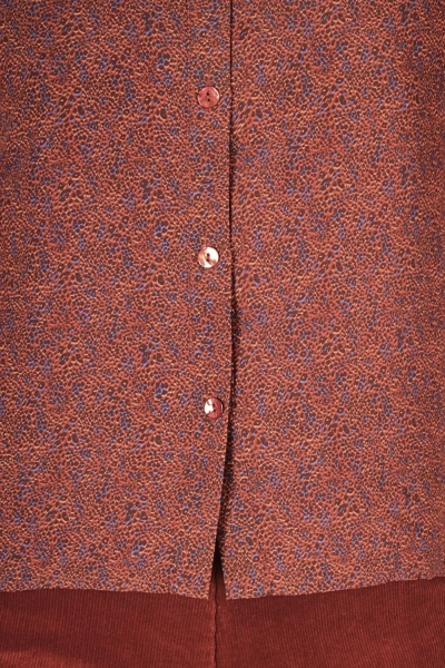 Detailansicht der Knopfleiste mit Perlmuttknöpfen der Bluse "Charlotta"