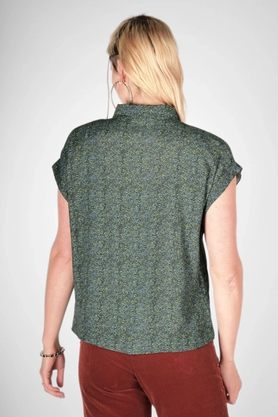 Bluse "Charlotta" in Grün gemustert mit Knopfleiste von vorne