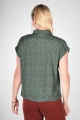 kurzärmelige Bluse "Charlotta" mit grünem Muster und Kragen von hinten