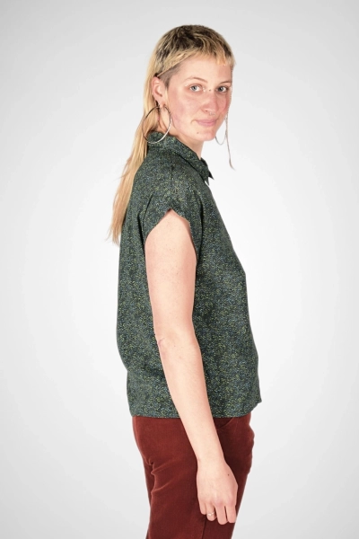 Bluse "Charlotta" mit Sicht auf den umgeschlagenen Ärmel in grün gemustert - Seitenansicht