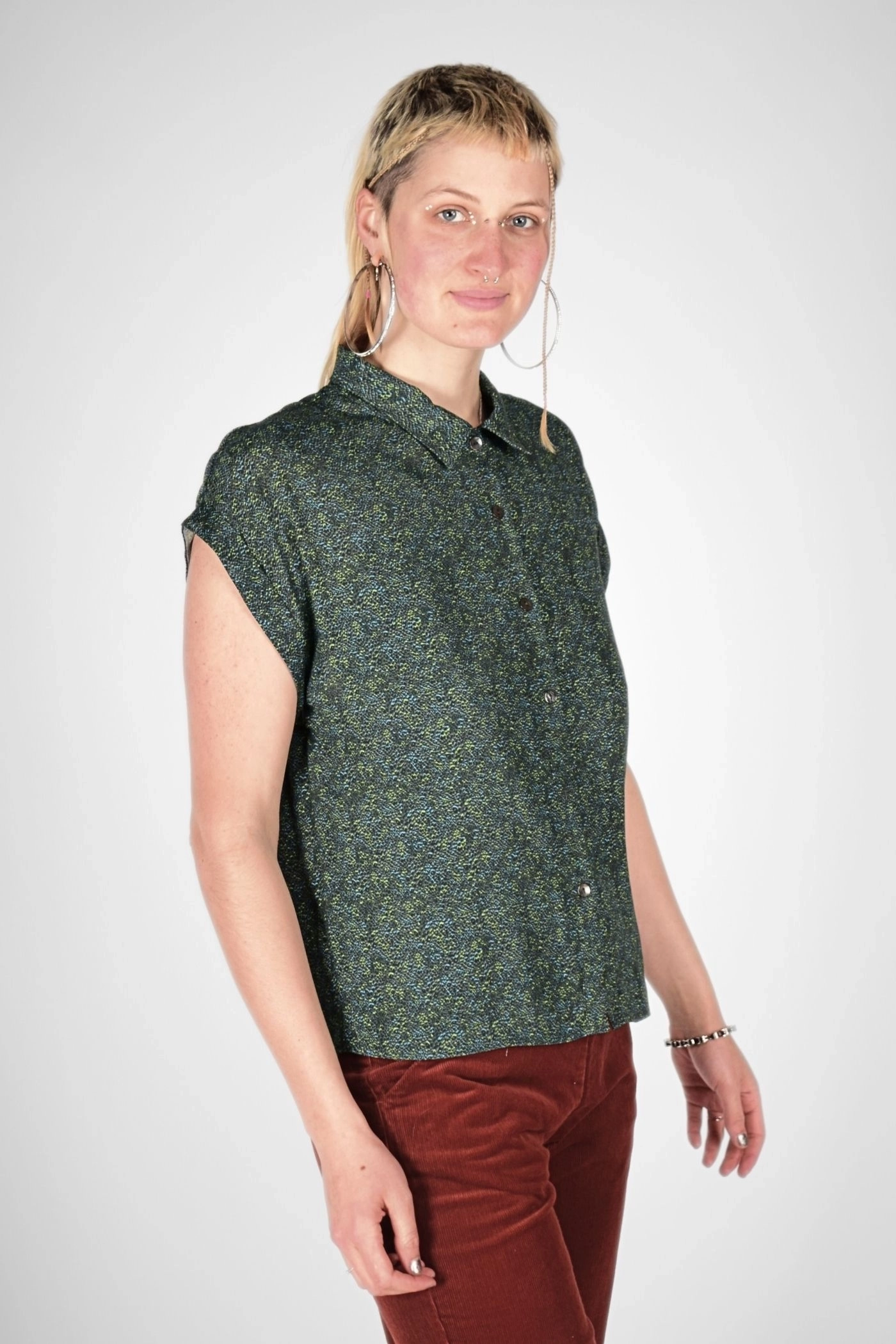 seitliche Sicht auf Bluse "Charlotta" mit Knopfleiste in grünem Muster