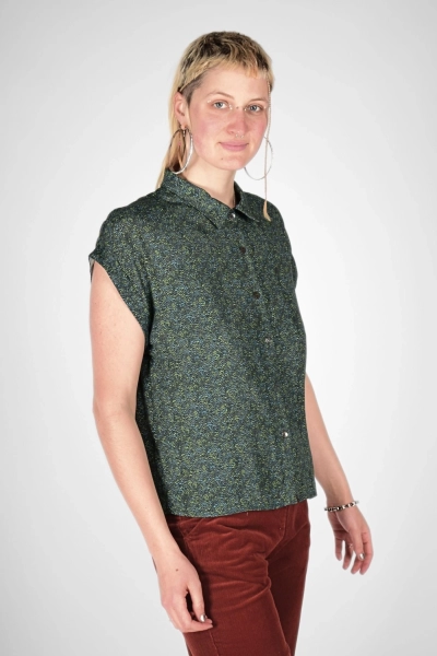 seitliche Sicht auf Bluse "Charlotta" mit Knopfleiste in grünem Muster