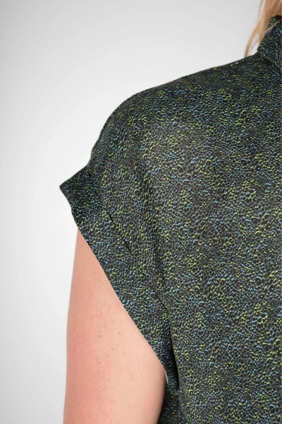 Detailansicht vom umgeschlagenen Ärmel der grün gemusterten Bluse "Charlotta"
