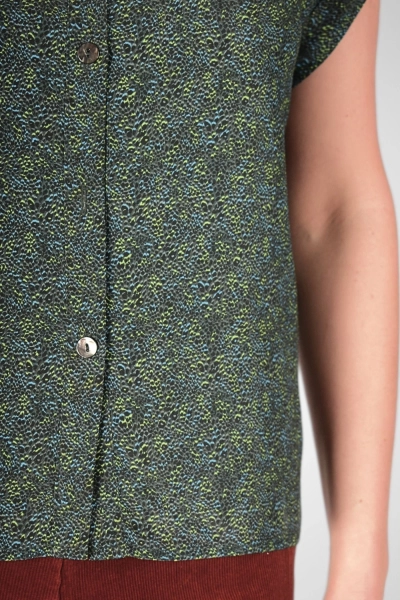 Detailansicht der Perlumttknöpfe der Bluse "Charlotta" in grün gemustert